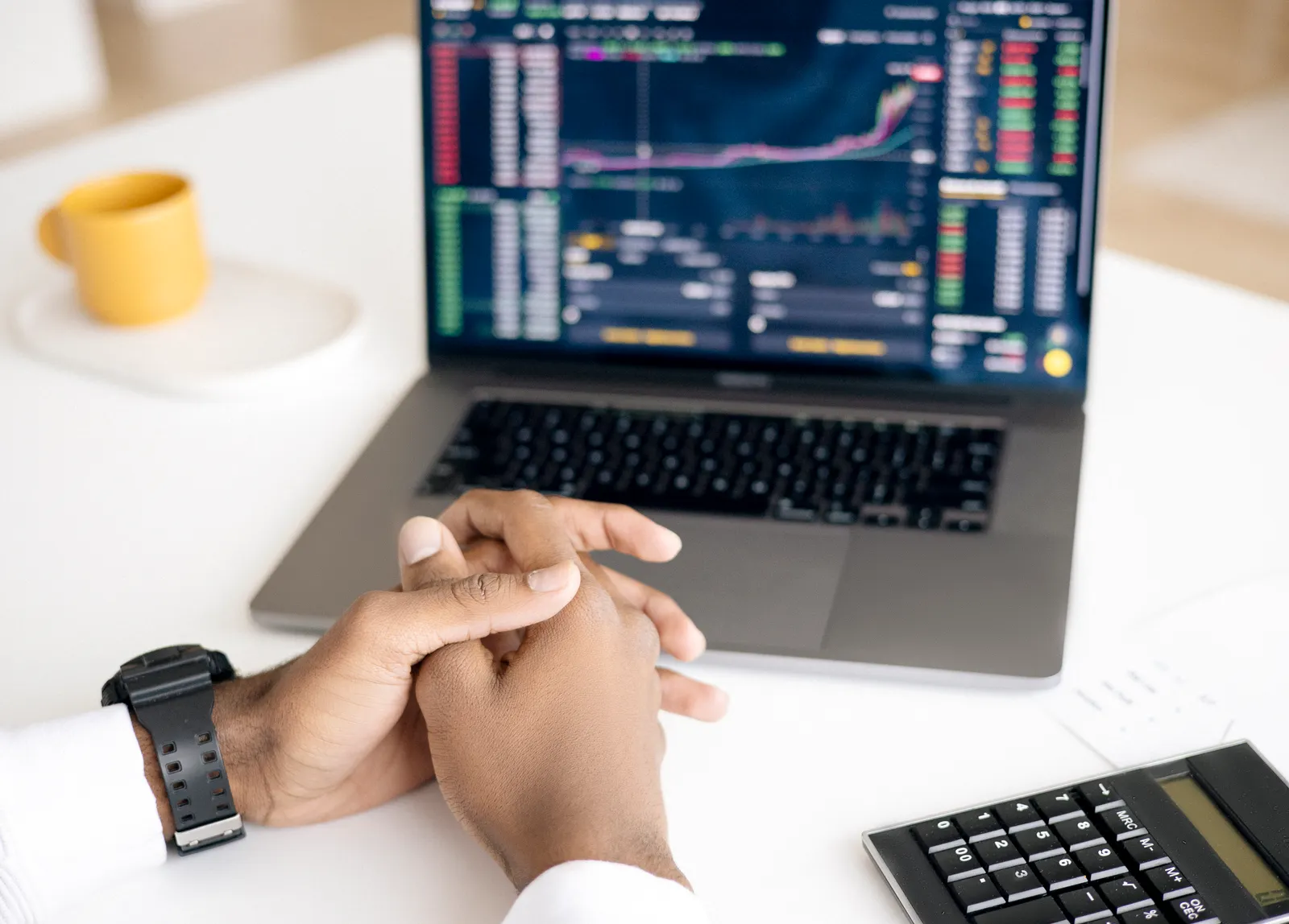 Profesional revisando indicadores financieros en una computadora portátil